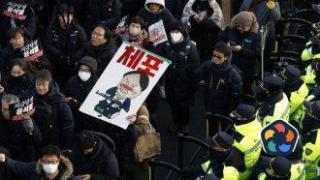 Протести в Сеул "за" и "против" импийчмънта на президента