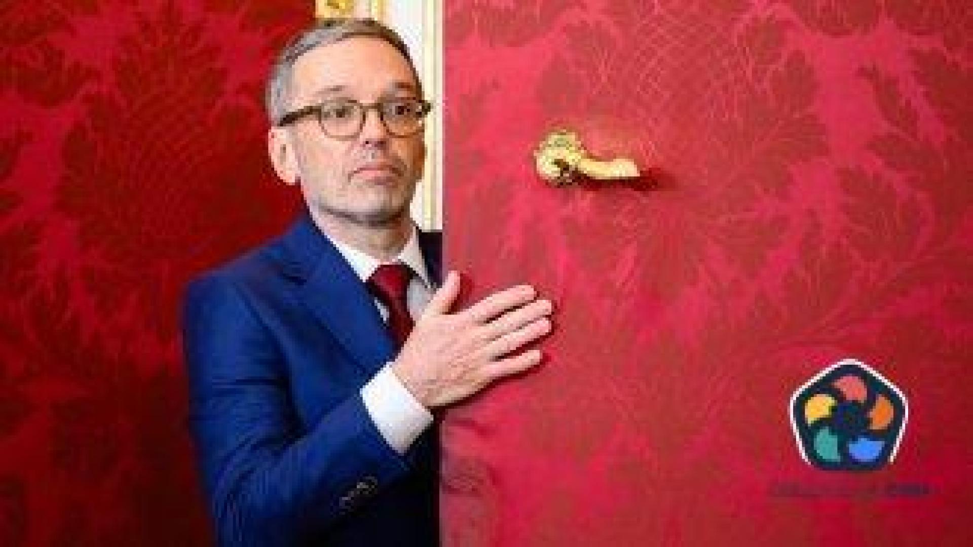 Крайнодесният Кикъл обеща на Австрия "честна политика", срещу него се надига протестна вълна