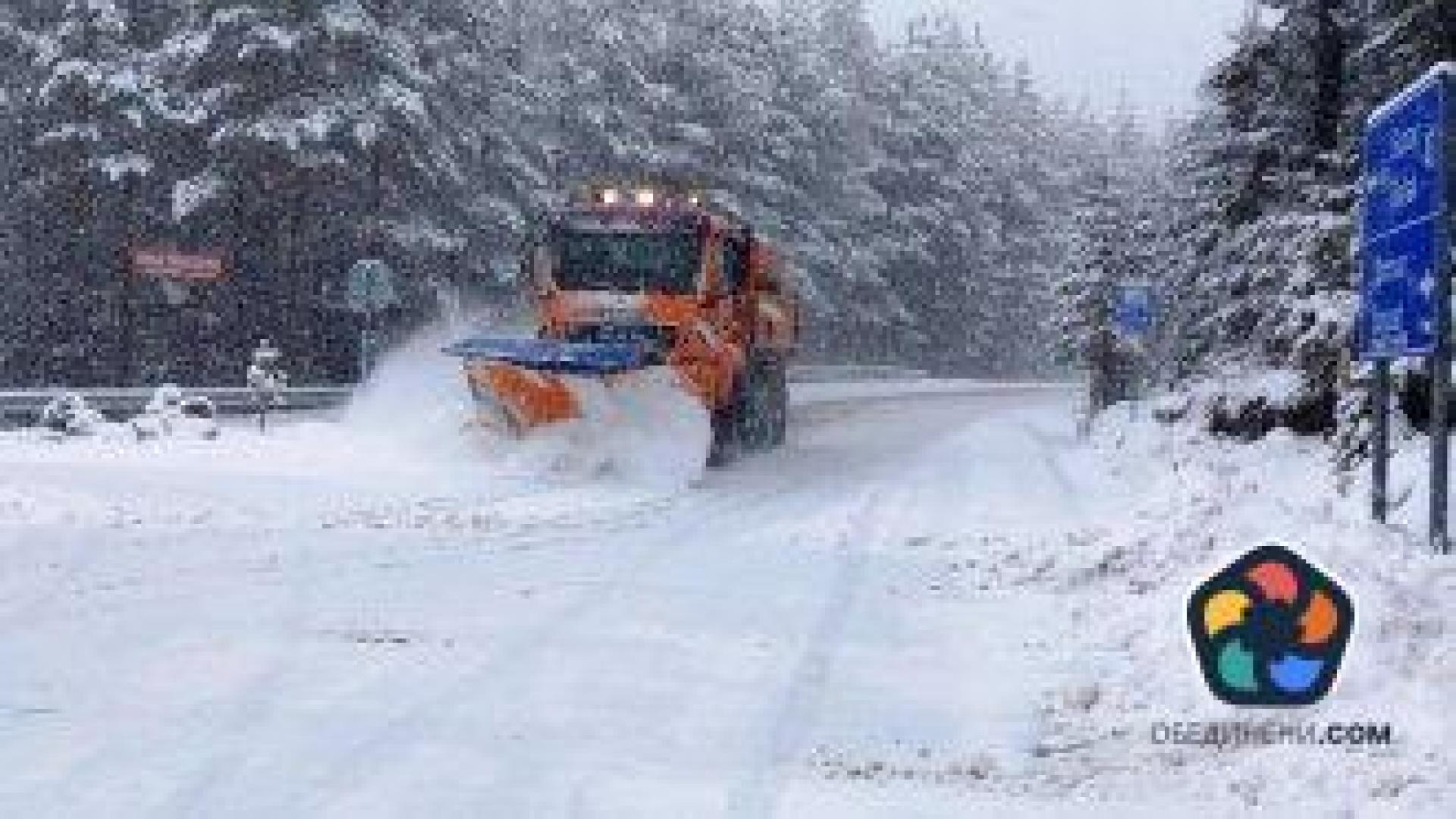 Жълт код за снеговалеж в 10 области, засега няма сигнали за затворени пътища и места без ток