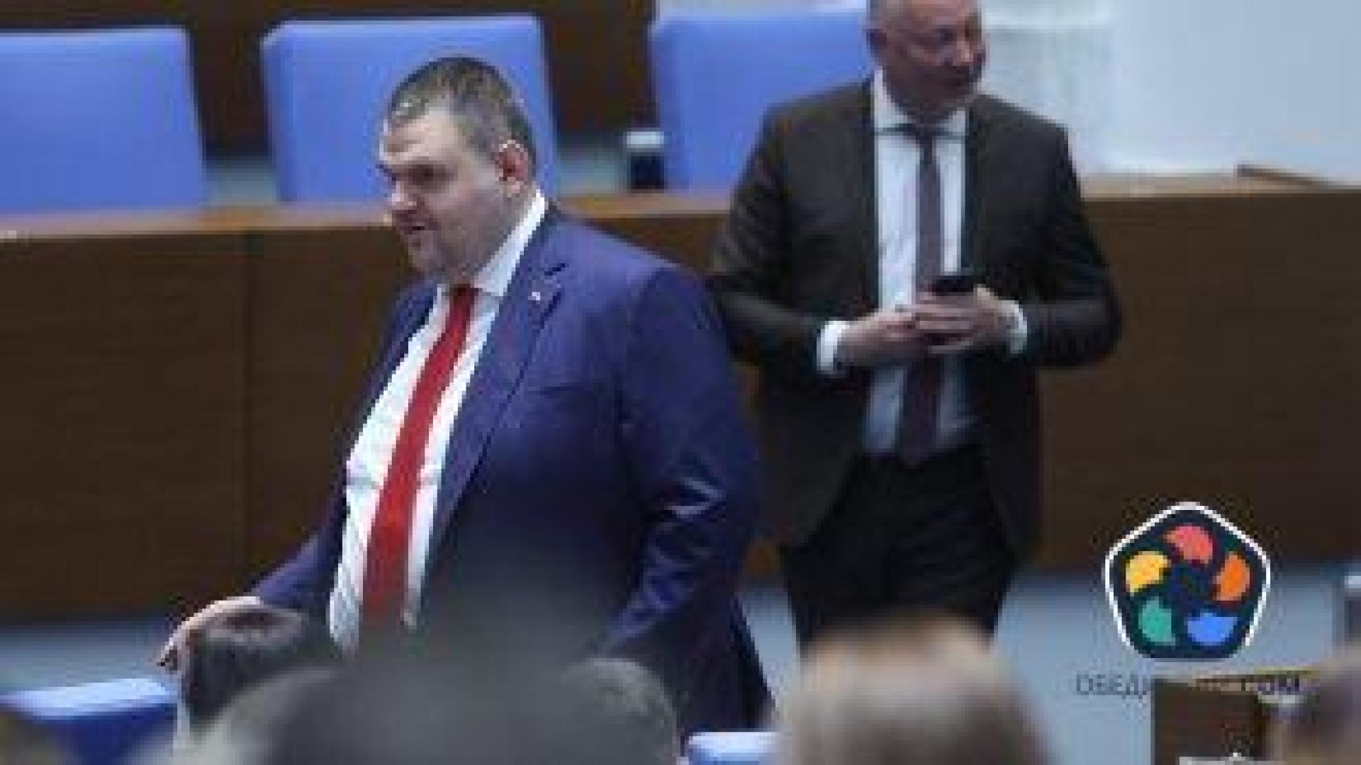 "В сянката на Пеевски и без значими реформи". Какво да очакваме от кабинета "Желязков"