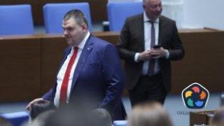 "В сянката на Пеевски и без значими реформи". Какво да очакваме от кабинета "Желязков"