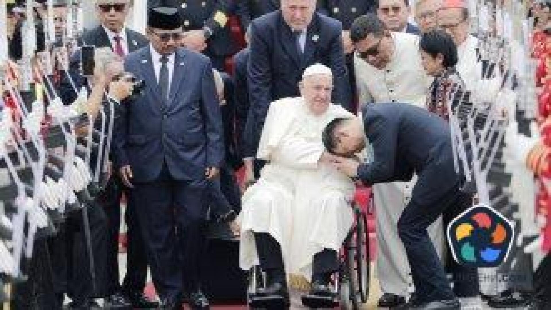 Папа Франциск e паднал и наранил дясната си предмишница