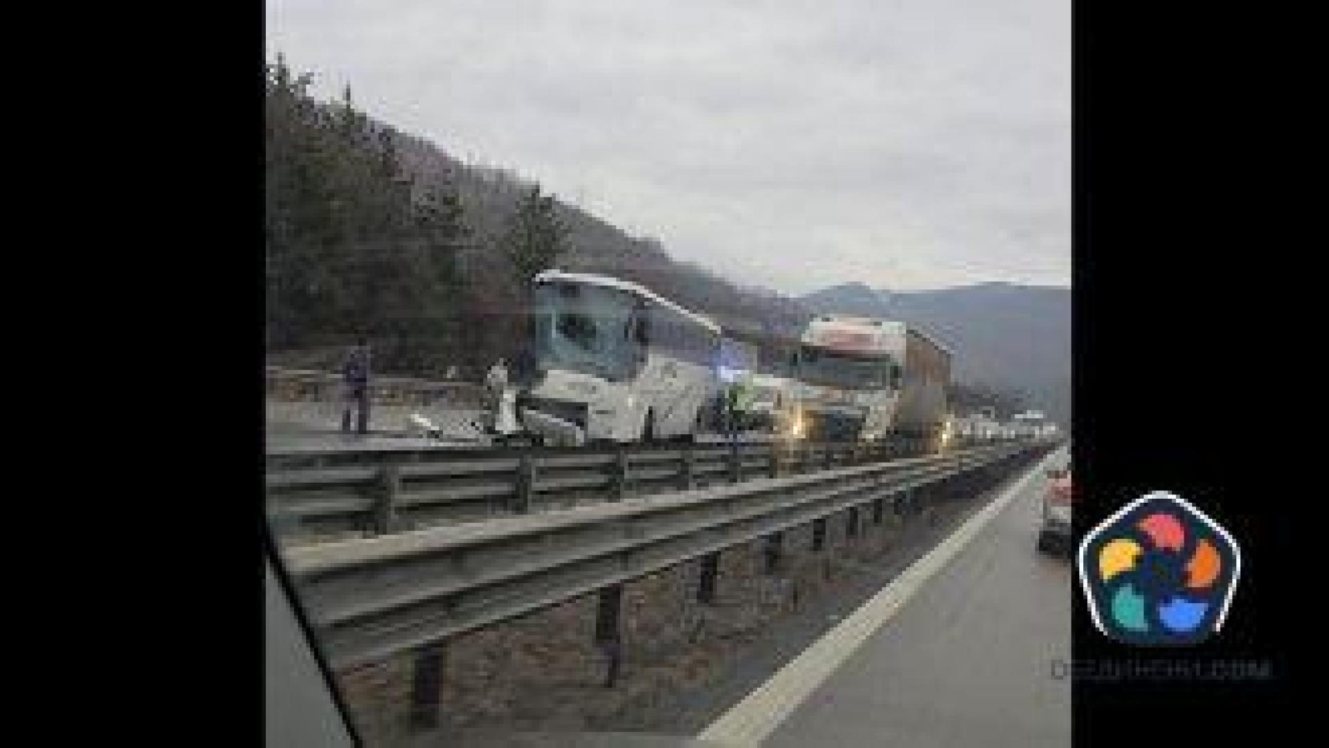 Катастрофа между автобус и ТИР на магистрала “Хемус“