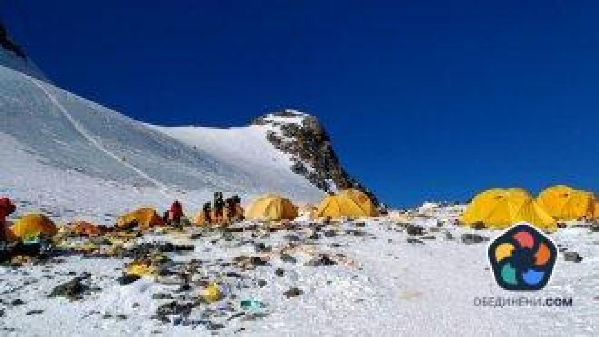 Непал вдига таксата за желаещите да изкачат Еверест