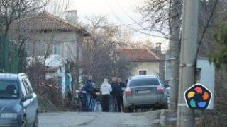 Трагедията във Вакарел: Децата са намерени с множество прободни рани по шията и врата в леглата си