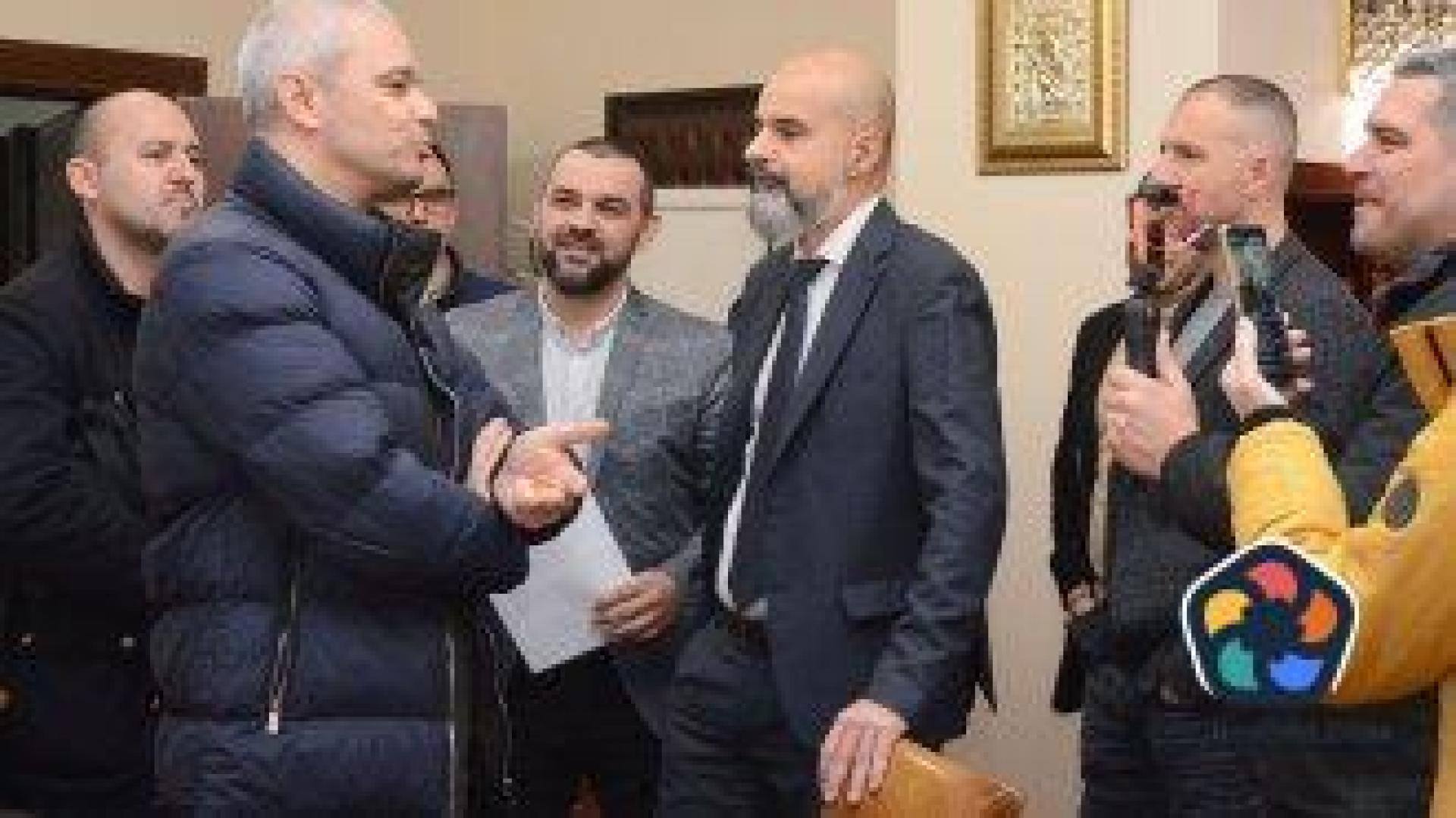 Костадинов и хора от "Възраждане" нахлуха в кабинета на варненския кмет