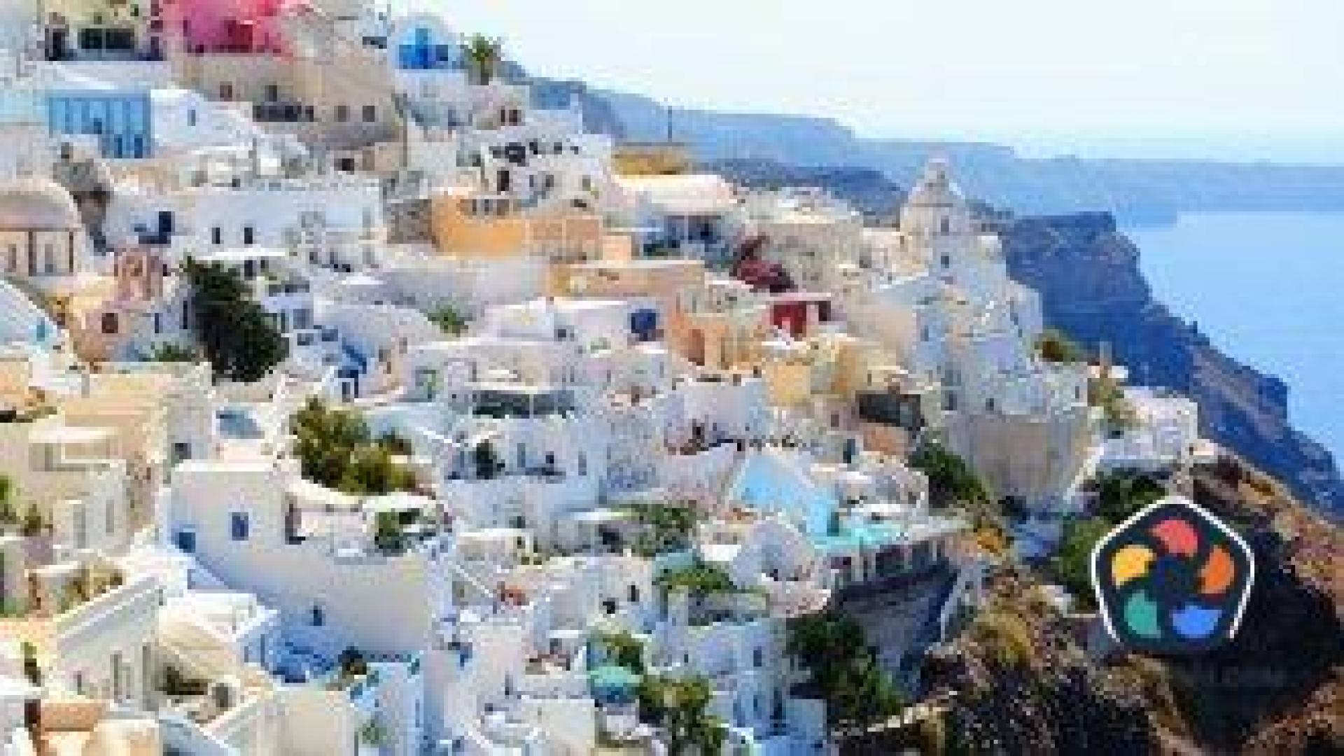 Tуристи се наслаждават на Санторини, докато земетресения разтърсват района