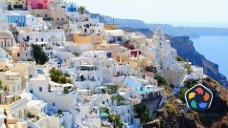 Tуристи се наслаждават на Санторини, докато земетресения разтърсват района