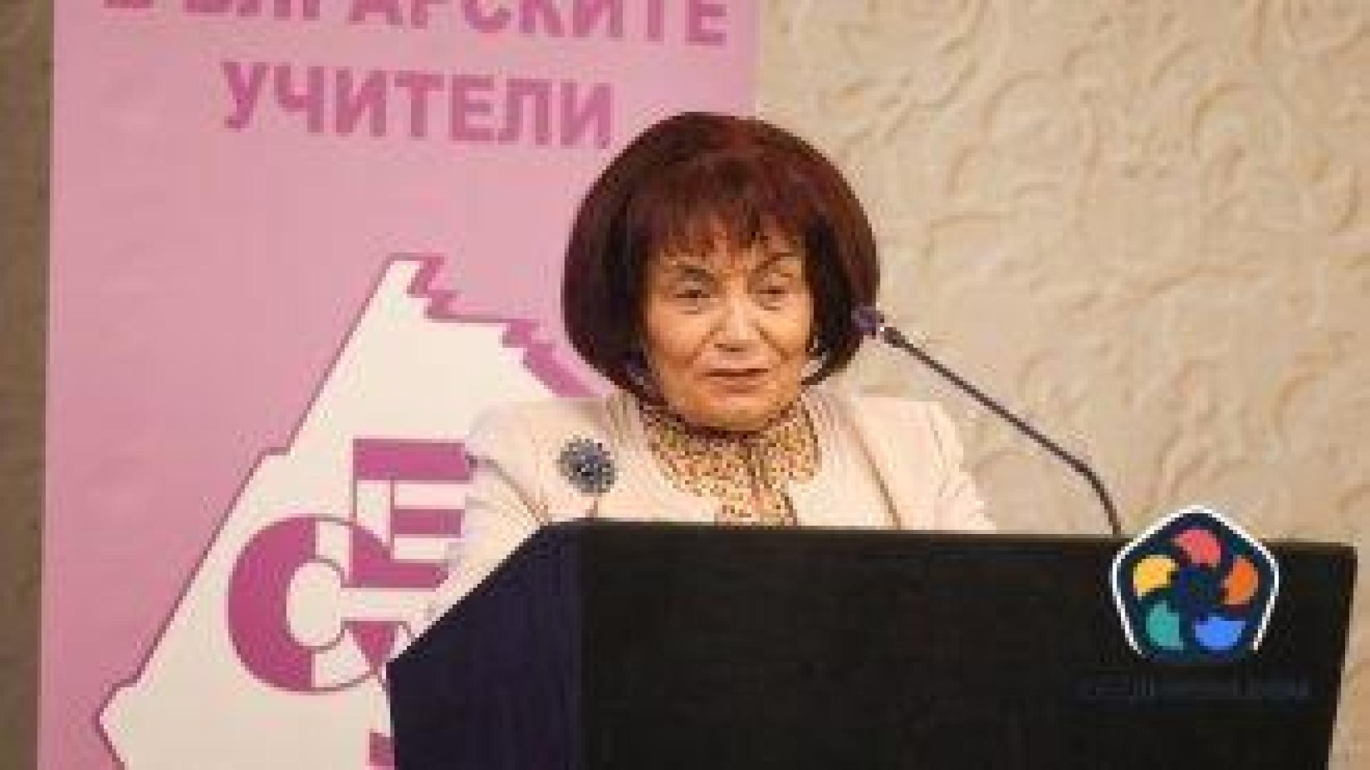 Учители заплашват с протест. Искат увеличение на заплатите