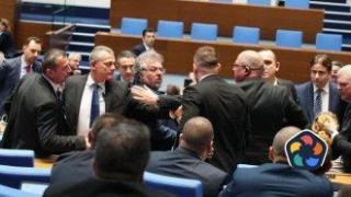 Депутати от "Възраждане" налетяха да бият Манол Пейков