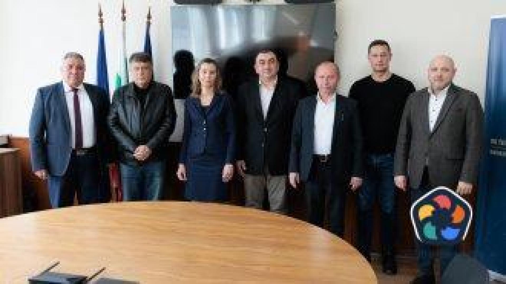 Планира се медицинските сестри и акушерките да учат само 3 години