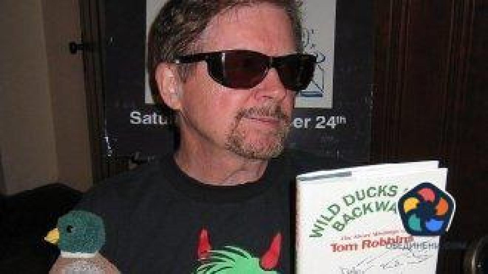 Почина авторът на "Натюрморт с кълвач" Том Робинс