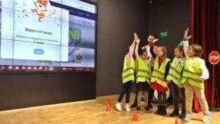 Децата учат правилата на пътя с интерактивно приложение