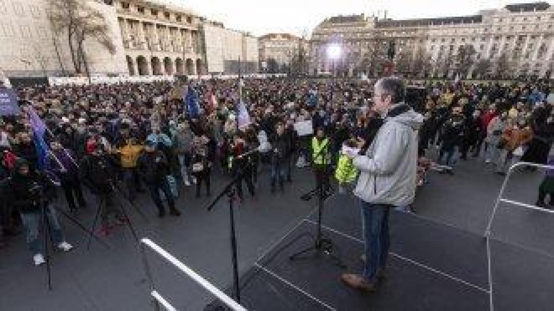 Хиляди протестираха пред унгарския парламент след приемането на закон, забраняващ гей парада
