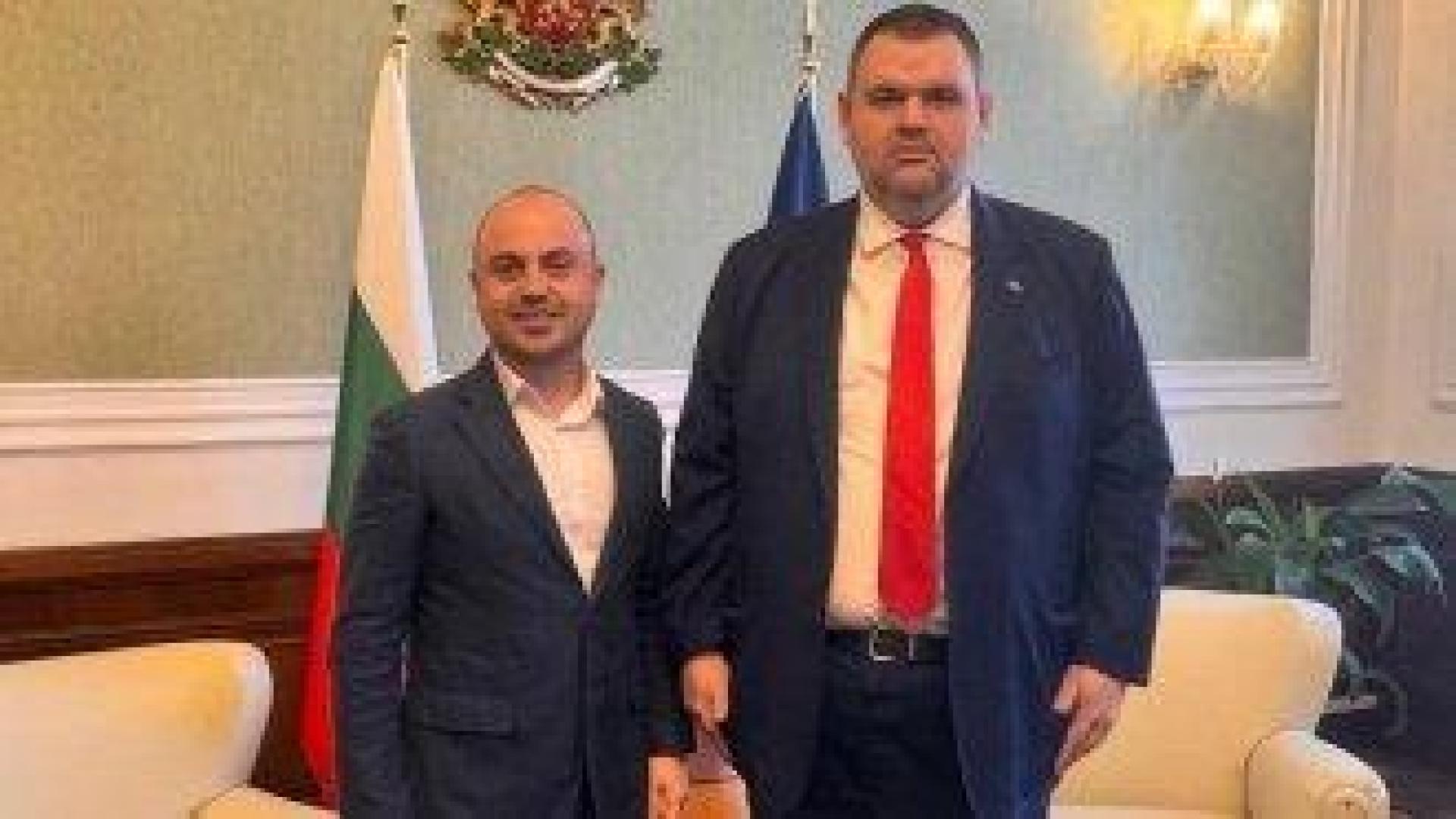 Лидер на младежкото ДПС мина на страната на Пеевски