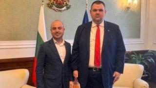Лидер на младежкото ДПС мина на страната на Пеевски