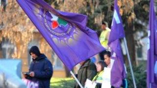 Протест пред парламента за по-високи заплати, бул. "Цар Освободител" е блокиран