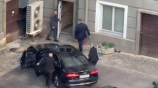 Посрещането на Пеевски в парламента - двама отварят вратите, трети носи багажа