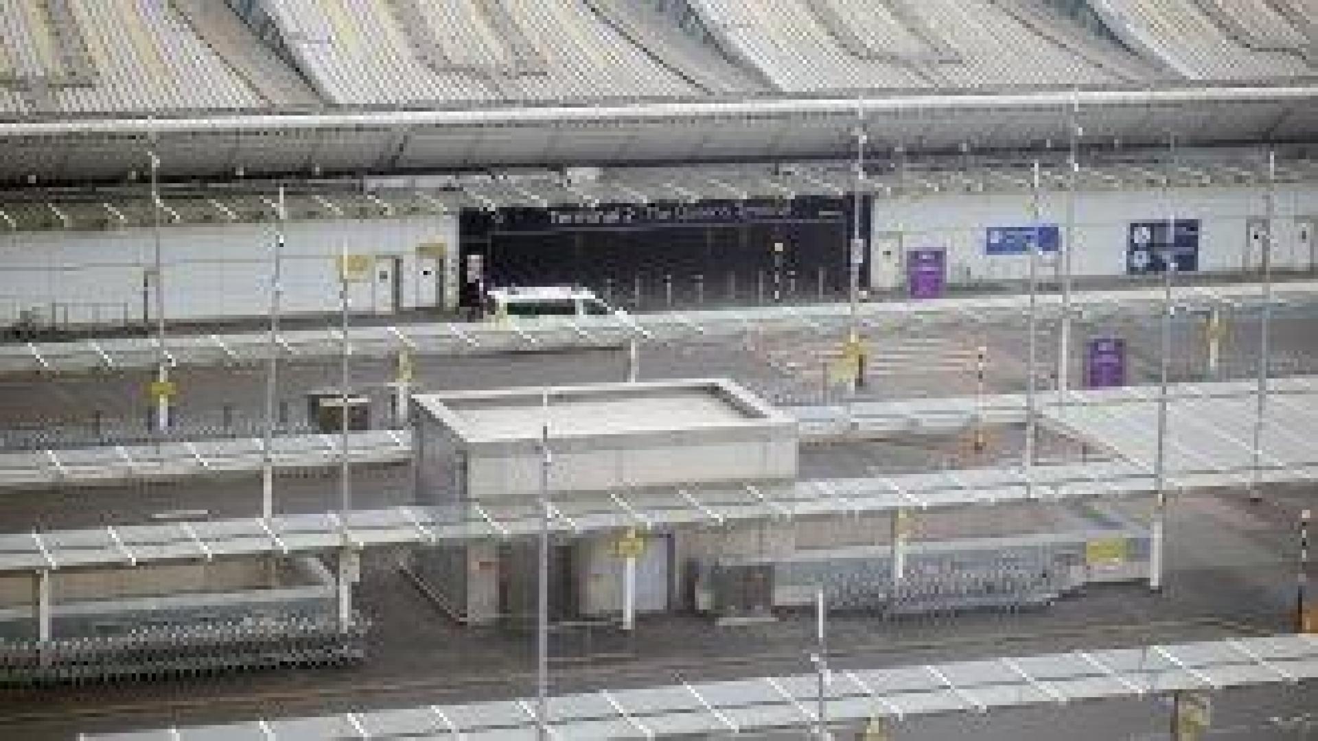 Летище Хийтроу ще остане затворено през целия ден днес заради пожар в подстанция