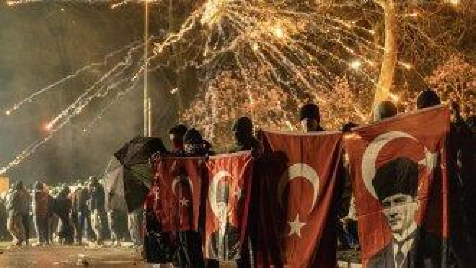 Поне 10 журналисти са задържани след поредната вечер на протести в Турция