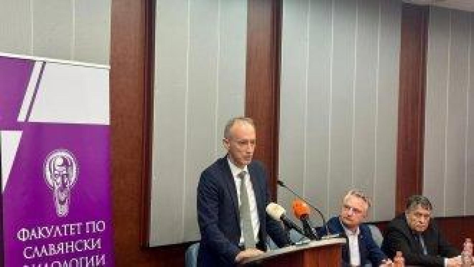 Планират повече съвременна литература в училище, но не за сметка на класиката