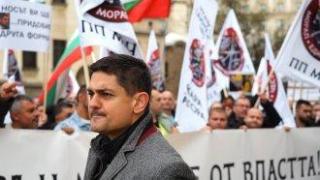 Привърженици на МЕЧ протестират пред парламента