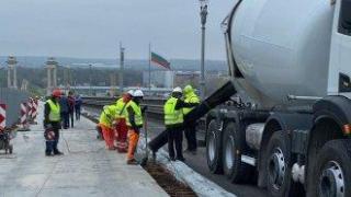 Дунав мост край Русе днес е затворен, лее се бетон