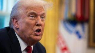 "Манталитет на боен клуб": Тръмп избягва уволнения, въпреки нарастващия натиск