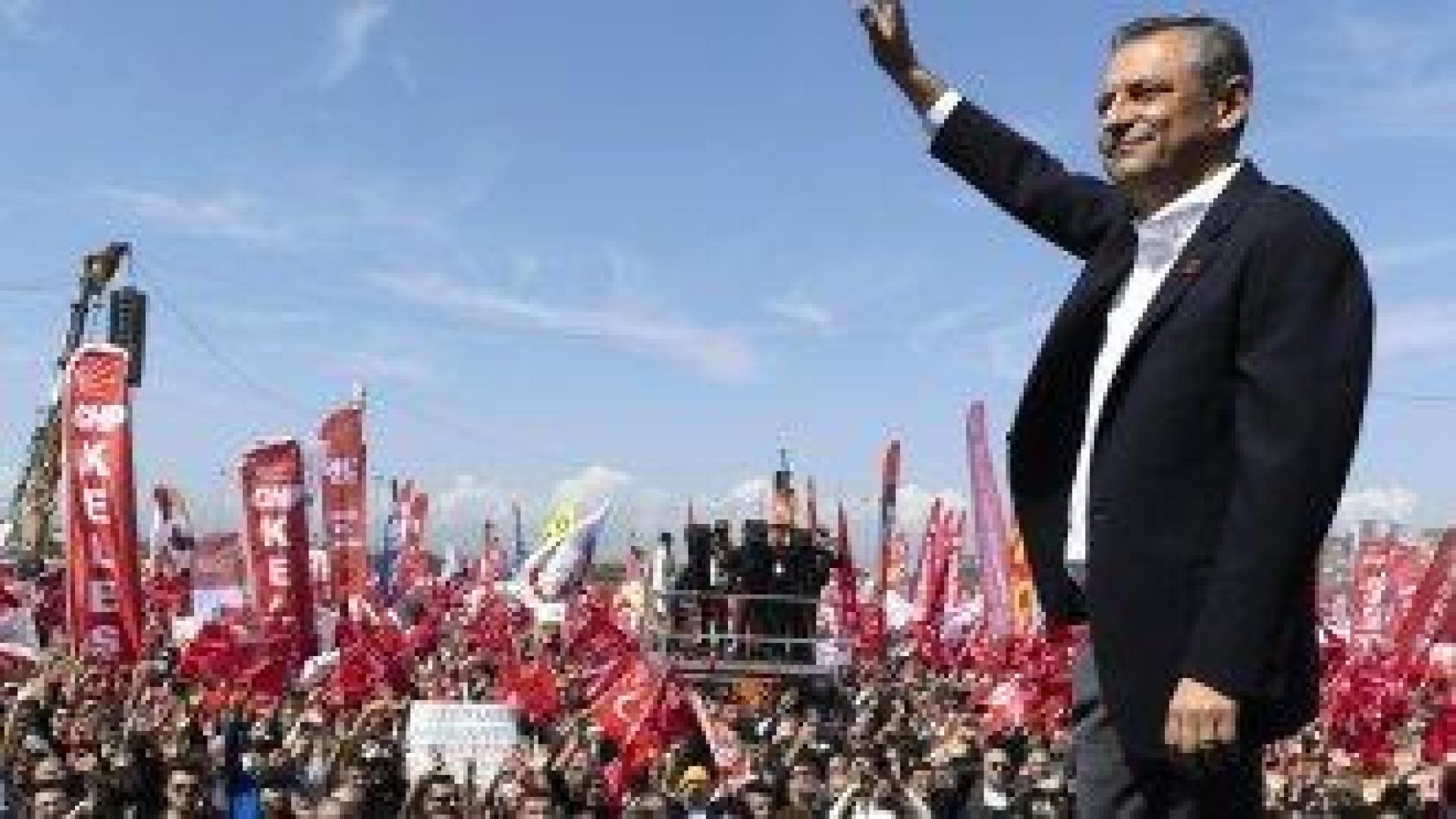 Десетки хиляди протестираха в Истанбул в подкрепа на арестувания кмет Екрем Имамоглу