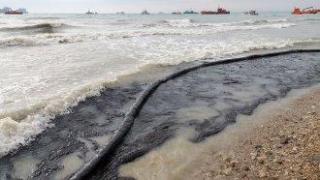 Петна от мазут се появиха в морето край Варна