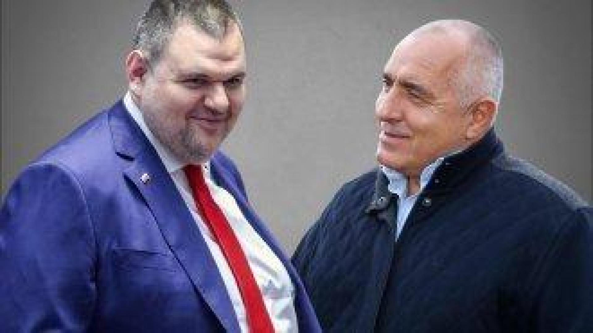 Пеевски крепи яко кабинета на ГЕРБ, който ДПС-Доган и ПП-ДБ не смеят да клатят