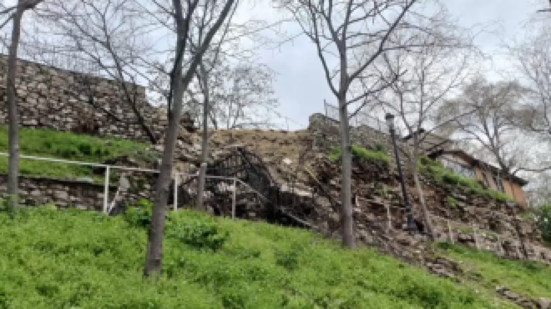 Подпорната стена на Небет тепе в Пловдив се руши