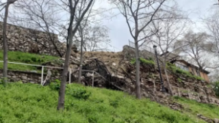 Подпорната стена на Небет тепе в Пловдив се руши