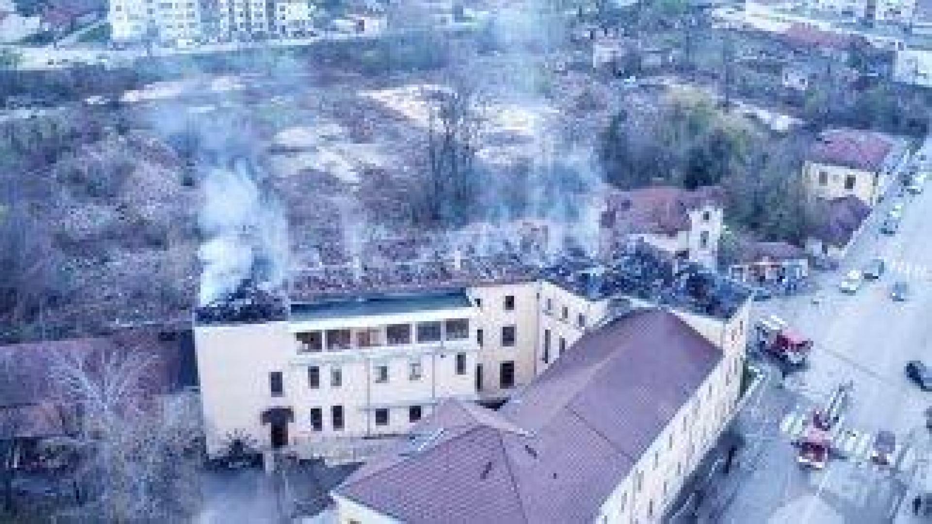 Голям пожар изпепели покрива на гимназия в Трявна и унищожи кабинети