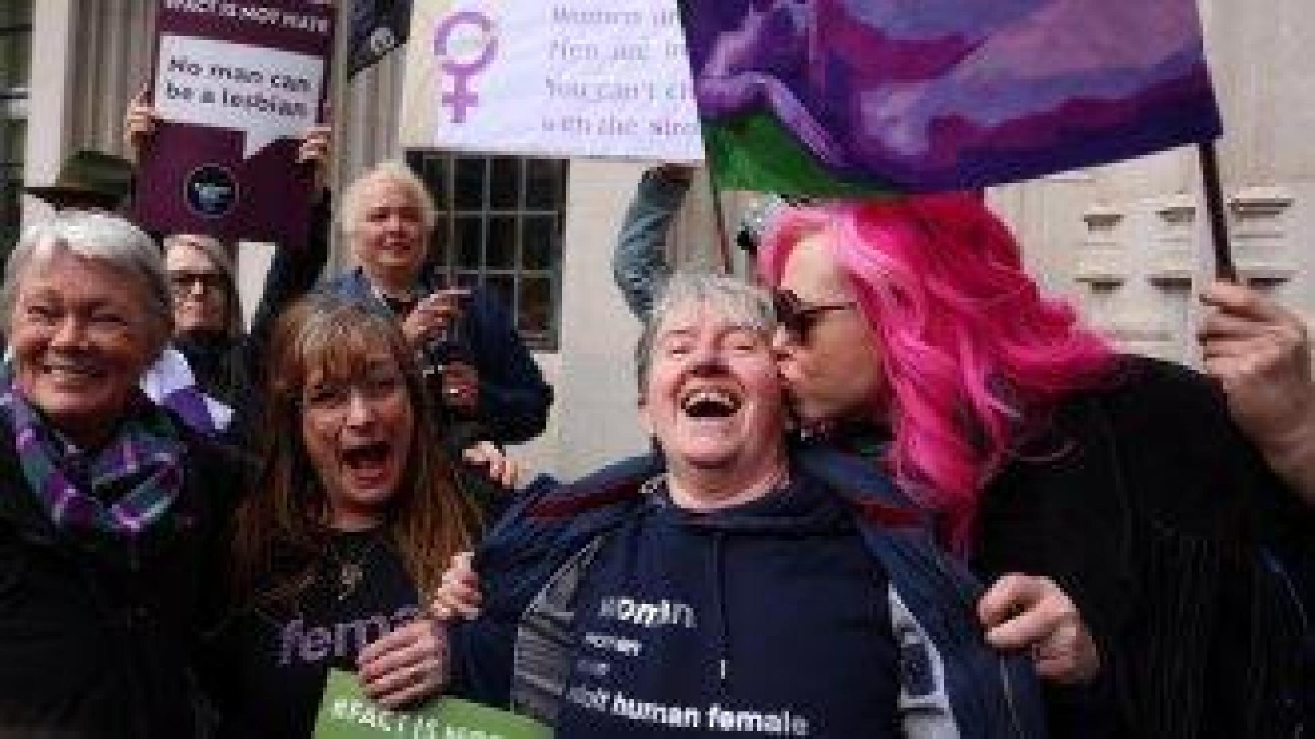 Върховният съд на Обединеното кралство постановяви, че "жена" означава биологична жена