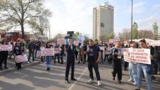 Останалите без къщи хора от "Захарна фабрика" блокираха бул. "Сливница"