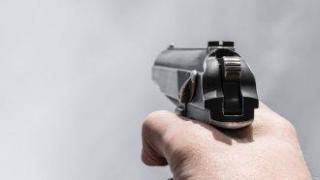 Двама ранени след стрелба в заведение в Чирен