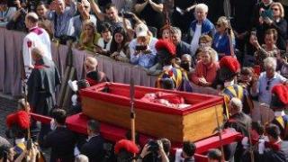 Десетки хиляди се прощават с папата