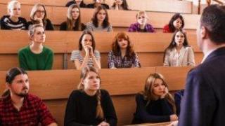 2780 лева става минималната заплата на преподавателите в университетите