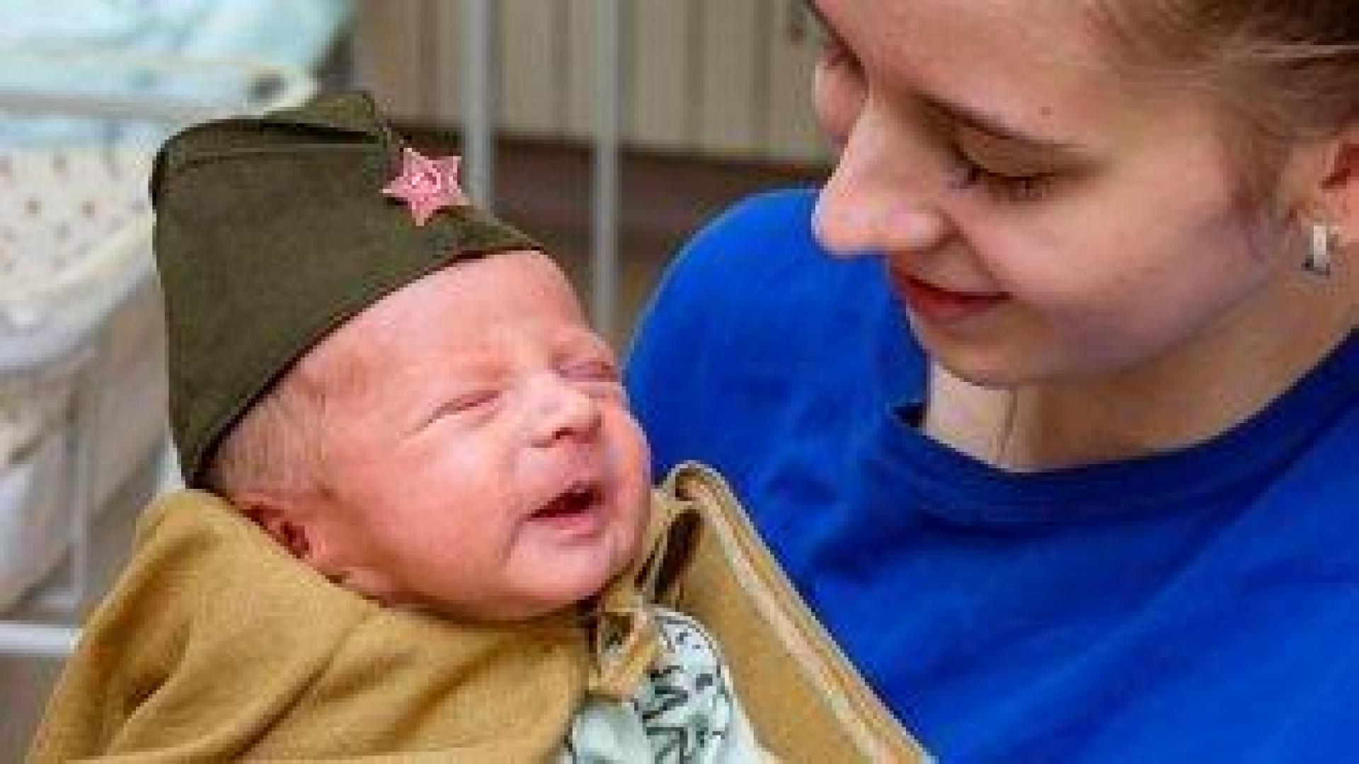 Патриотизъм по руски: Новородени бебета във военни униформи