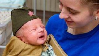 Патриотизъм по руски: Новородени бебета във военни униформи
