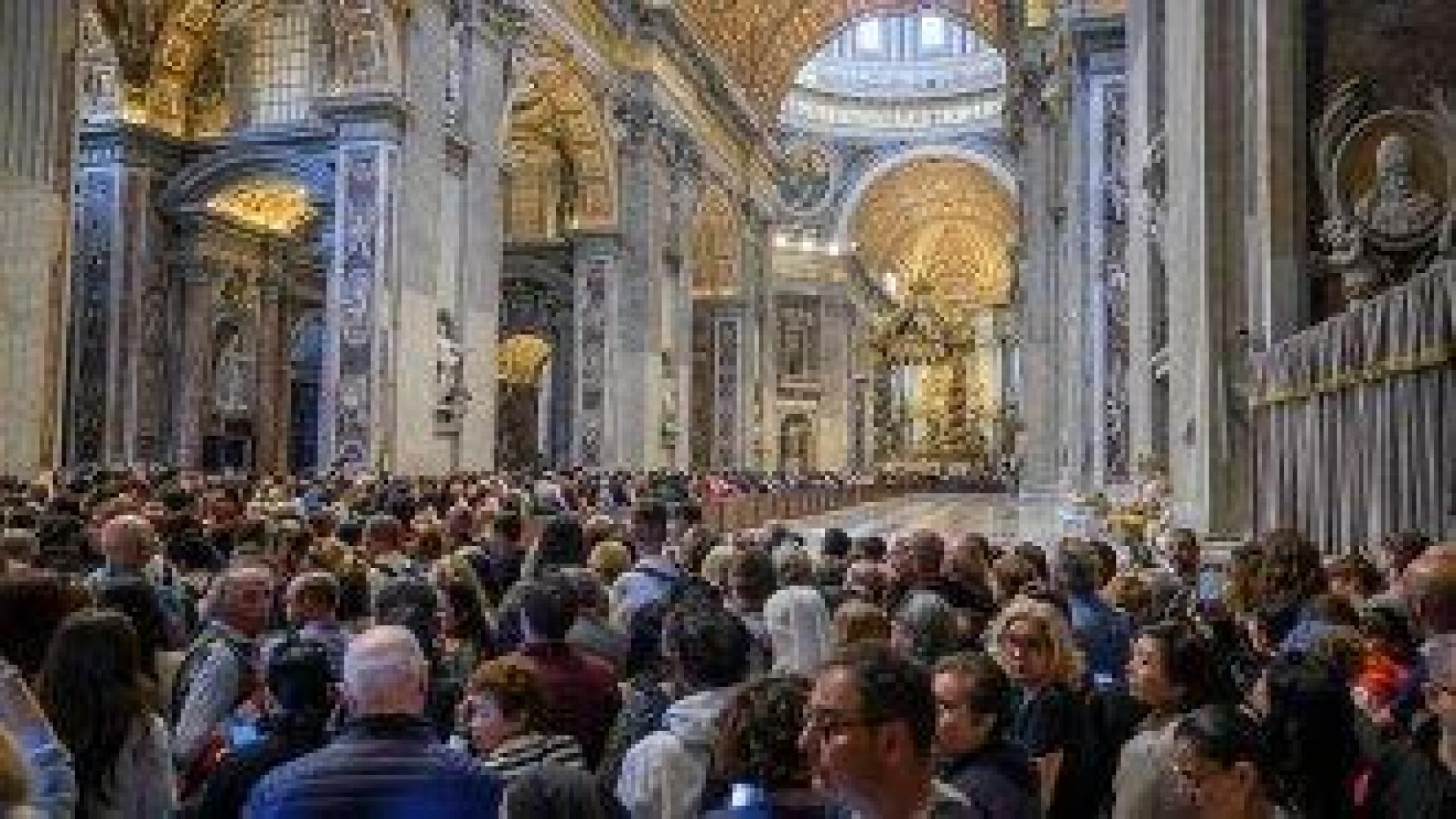 Над 250 хил. души са отдали почит на папа Франциск