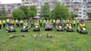 Бъгита са впрегнати в косенето на тревата в "Люлин"