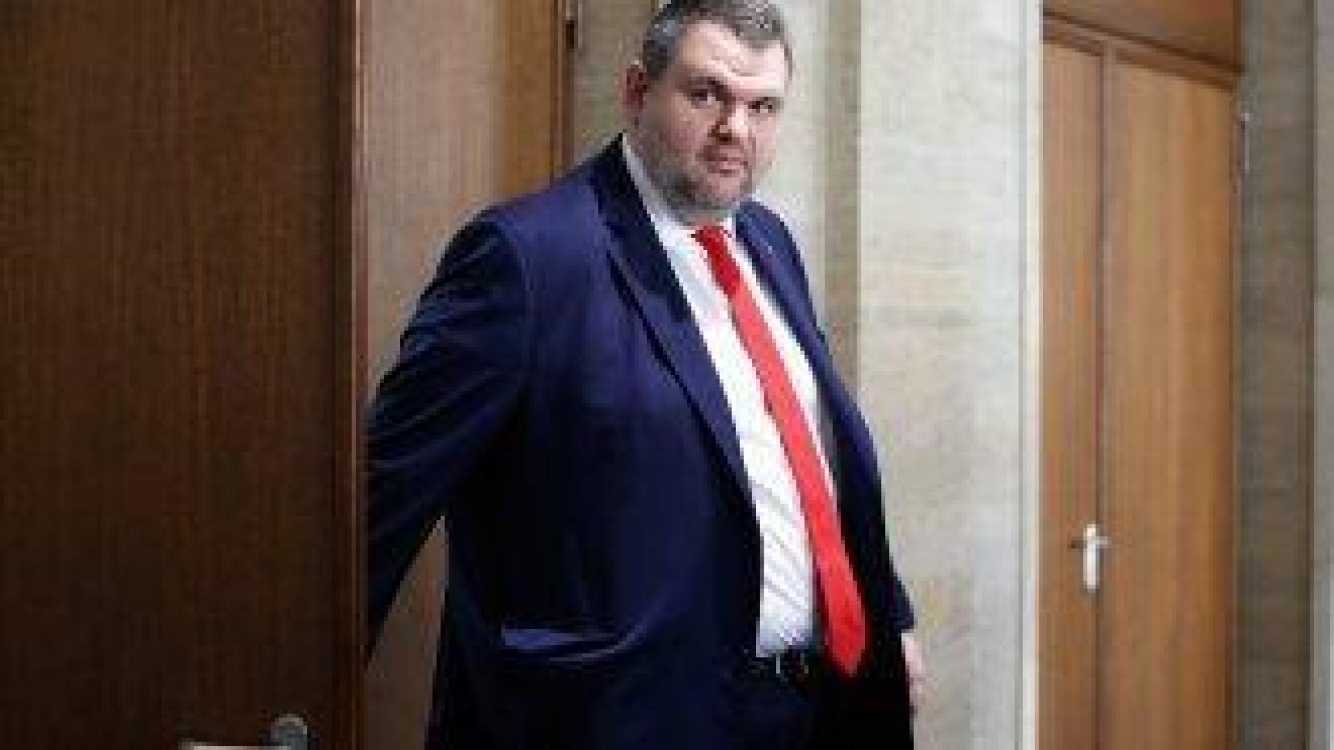 Пеевски пак похвали кабинета "Желязков"