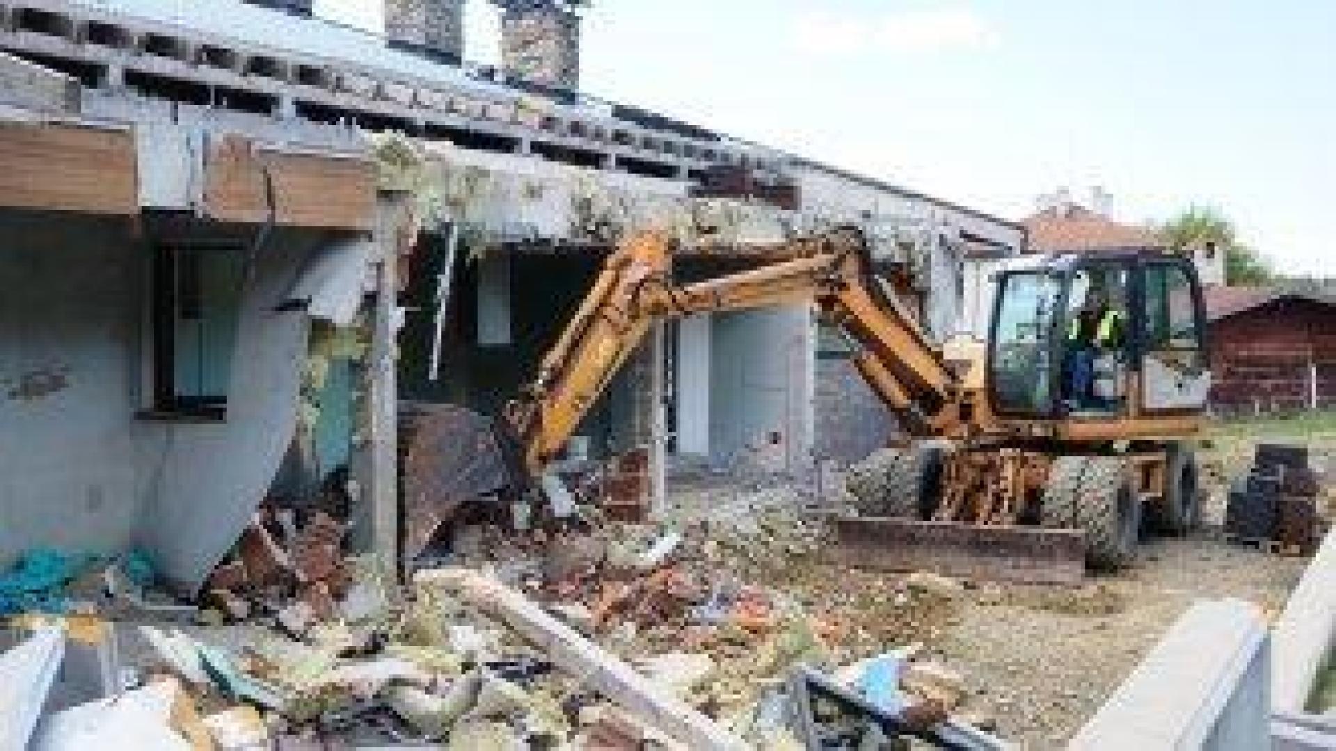 Столичната община пак събаря ловния хотел на Вълка