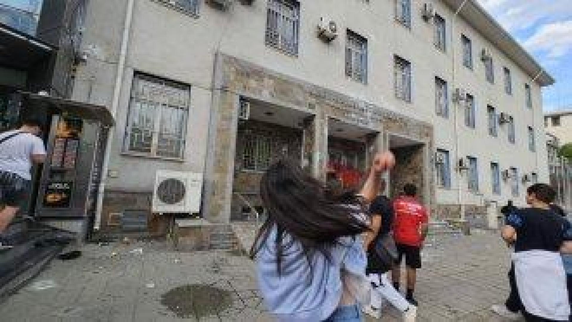 Не яйца и домати, а камъни и тояга