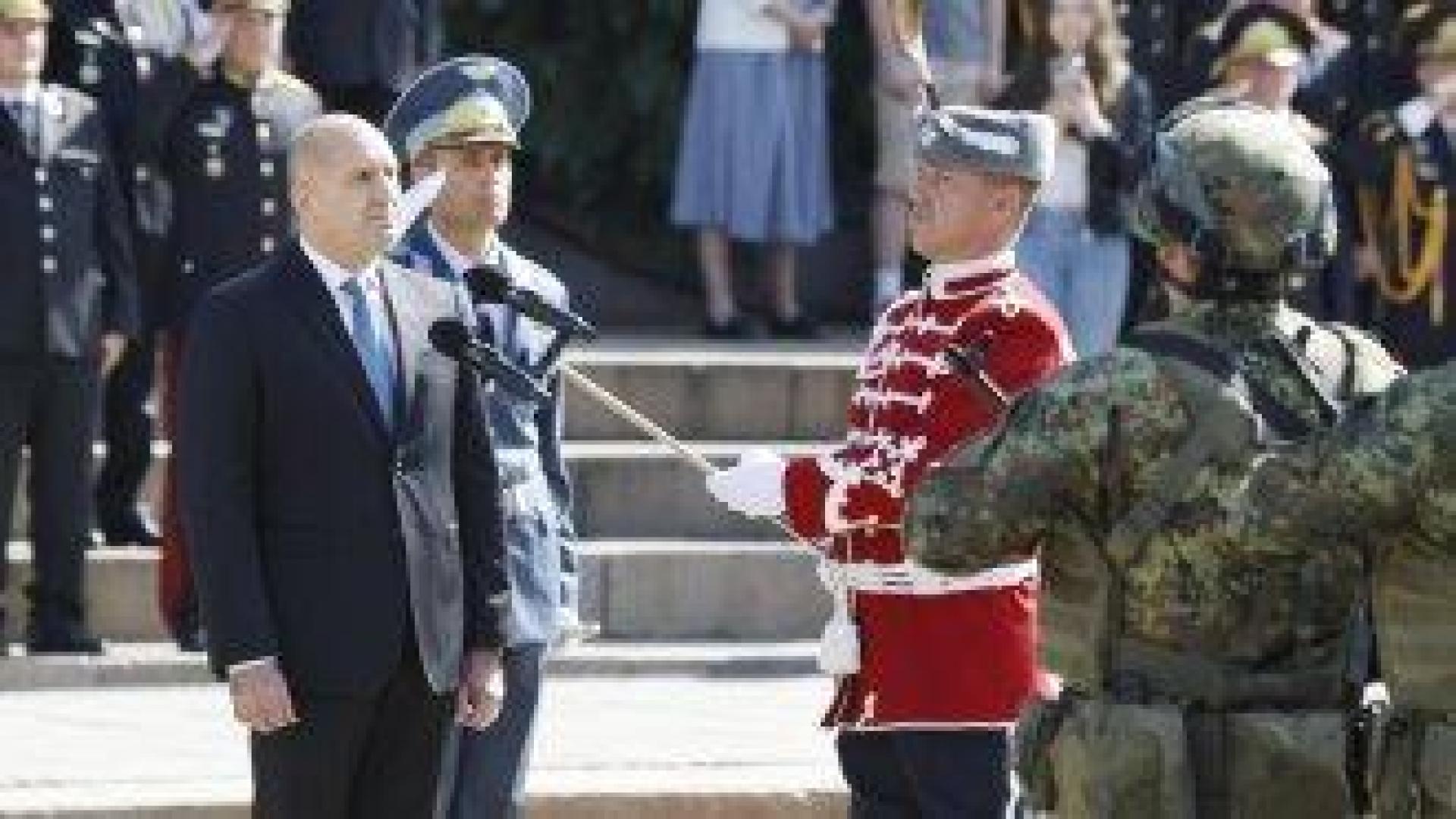 Радев на парада: Самозванци обвиниха хората с пагони в държавна измяна