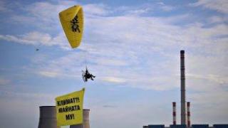 Парапланер с послание "Климат ли? Майната му!" прелетя над ТЕЦ "КонтурГлобал"