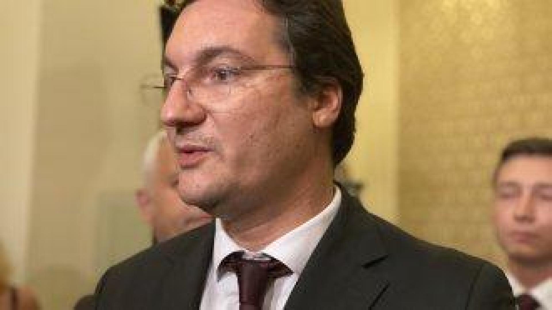 Крум Зарков си тръгва от президентството заради поисканото допитване за еврото