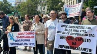 "Защо при това търсене цената ни не се качва?". Медицински сестри протестират на празника си
